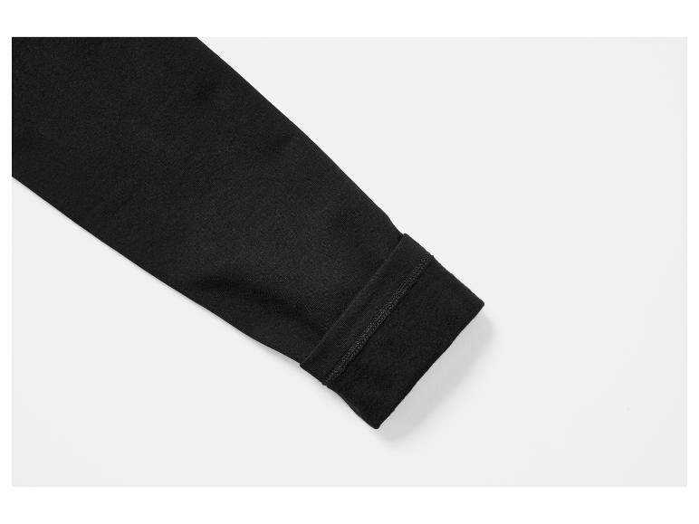 Close-up van een zwart shirt met lange mouwen en een fleecevoering bij de manchet.