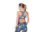 Vrouw van achteren in sportbeha en legging met print.
