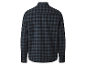 Donkerblauw en zwart geruite flanellen overhemd.