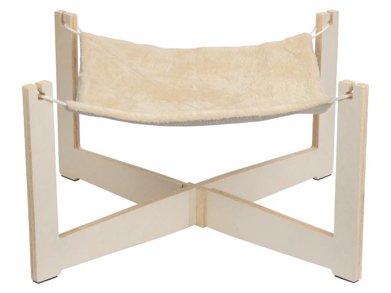 Houten kattenhangmat met een zacht, beige imitatiebontbed