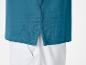 Turquoise polo shirt en witte broek.