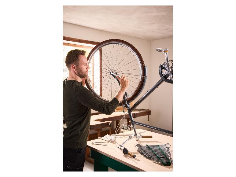 Man repareert een fiets met de PARKSIDE ringsteeksleutelset.