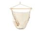 Beige hangstoel met houten stok en kussen