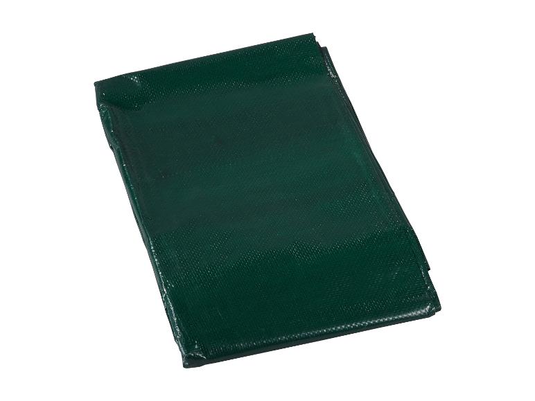 Opgevouwen donkergroen zeil met gestructureerd oppervlak