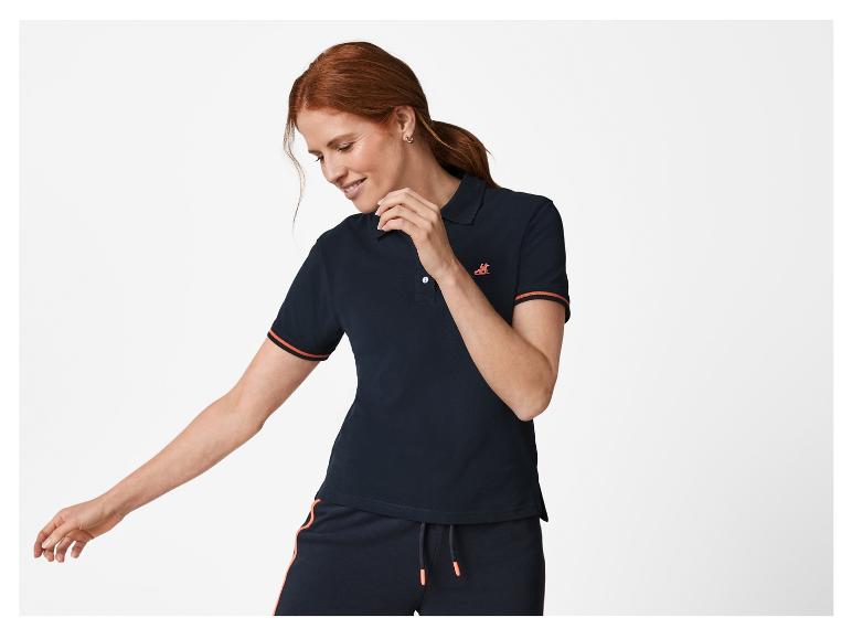 Zwarte polo en joggingbroek; casual stijl.