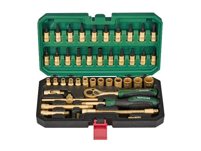 Een 69-delige gereedschapset met bits, doppen en ratelsleutels in een groene en zwarte koffer.