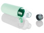 Een groene glazen waterfles met een mintgroene neopreenhoes.