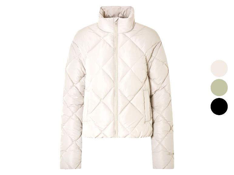 Beige gewatteerde jas met ruitpatroon.