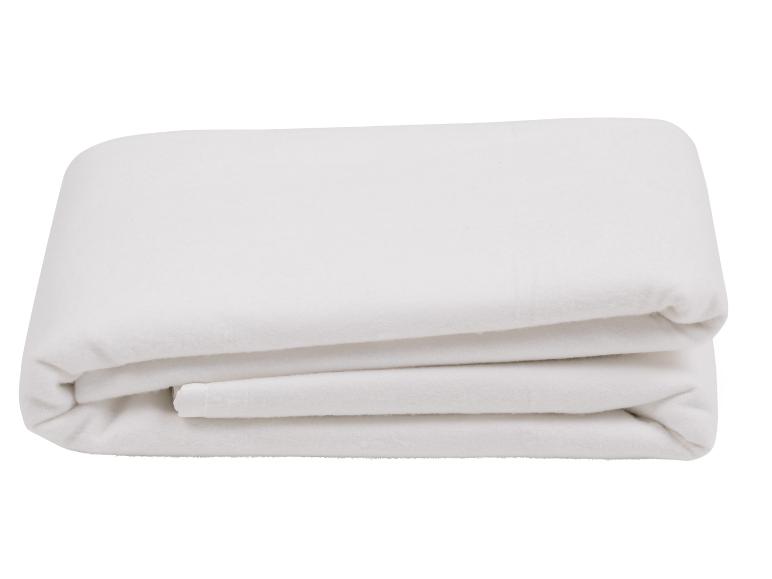 Een gevouwen witte deken op een witte achtergrond.