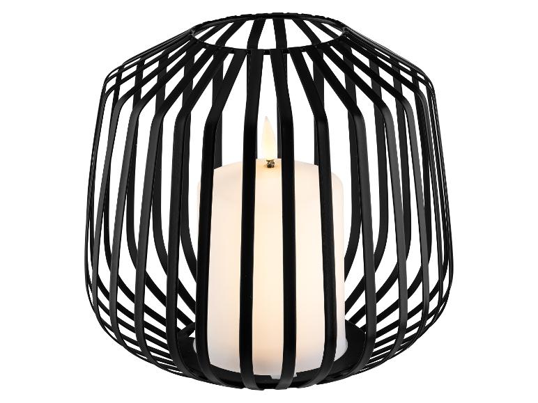 Zwarte metalen lantaarn met een witte LED-kaars erin, geïsoleerd op een witte achtergrond.