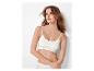 Model in witte bh en ondergoed van Sloggi.