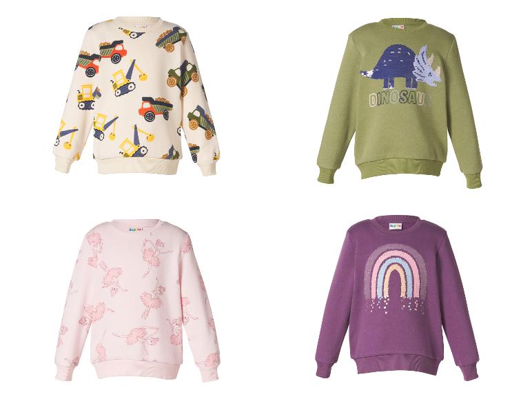 Kindersweaters: één met vrachtwagens en graafmachines, één met dinosaurussen, één met ballerina's en één met een regenboog.