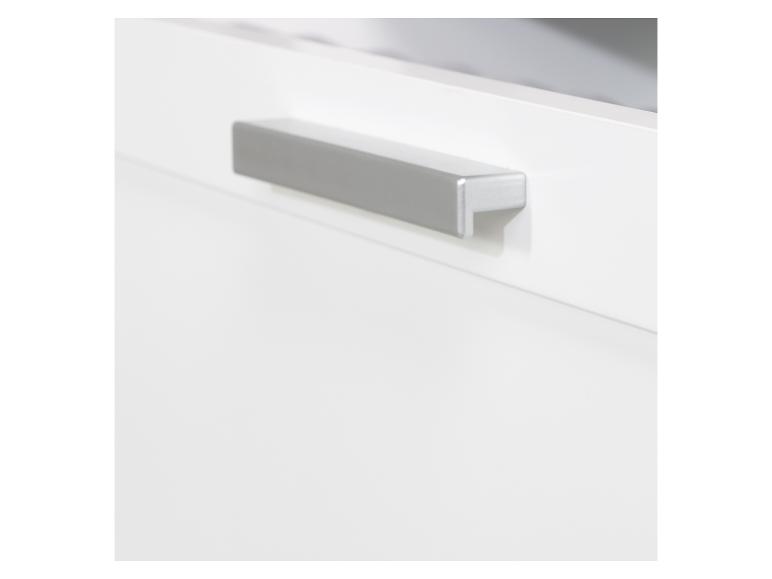 Close-up van een witte kast met een zilveren handgreep.