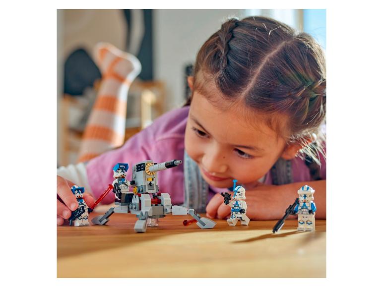 Een kind speelt met LEGO Star Wars: een kanon en kloon soldaten.