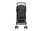 Zwarte kinderwagen met een donkergrijze kap en een vijfpuntsgordel.