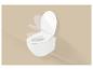 Soft-close toiletzitting in beweging op een beige achtergrond