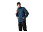 Man in blauw fleecejack, zwarte broek en muts, met rugzak over zijn schouder.