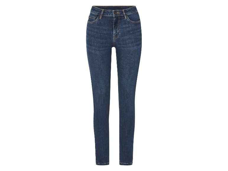 Donkerblauwe skinny jeans.