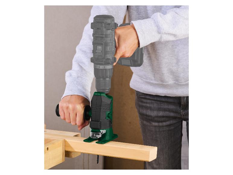 Een persoon gebruikt een Parkside draadloze schroevendraaier en een decoupeerzaag om hout te bewerken.