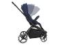Een blauwe kinderwagen met verstelbare rugleuning.