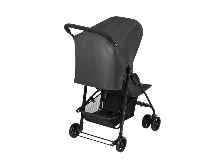 Zwarte kinderwagen met zonnekap en boodschappenmand.