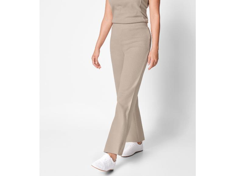 Beige broek en witte sneakers.