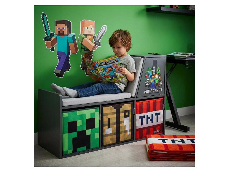 Kind leest videogame stripboek op een opbergbank met videogame-thema.