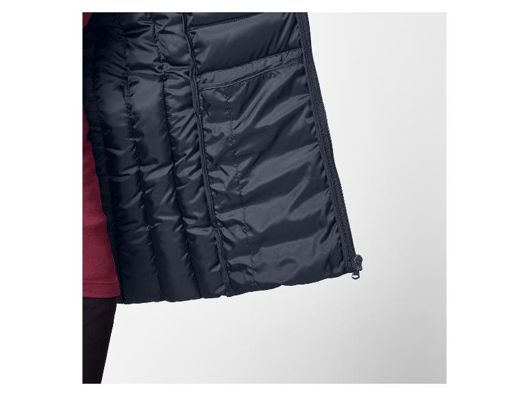 Donkerblauwe gewatteerde jas met rits en bordeauxrode top.