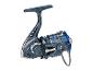 Blauwe vismolen met metalen accenten en tekst op de spoel.