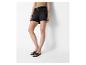 Zwarte denim shorts met riem en zwarte sandalen.