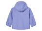 Een lichtblauwe windjack met capuchon.
