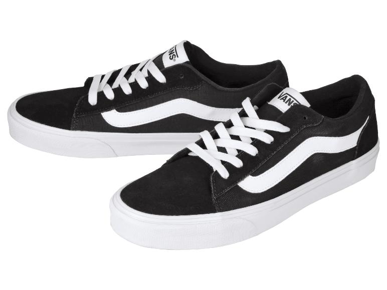 Een paar zwarte sneakers met witte zijstrepen en witte veters.