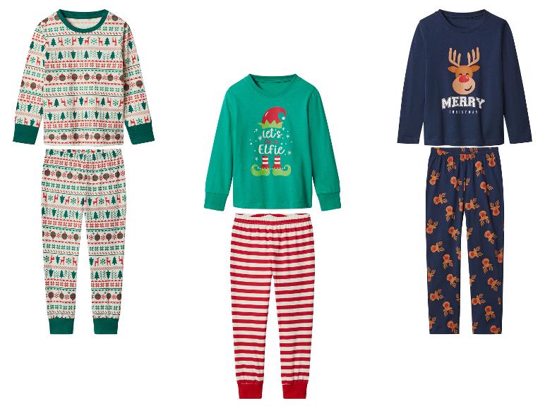 Drie sets kinderkerstpyjama's, met feestelijke patronen en personages.