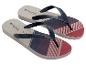 Paar teenslippers met marineblauwe, rode en beige strepen.