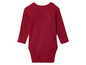 Een rode baby romper met lange mouwen.