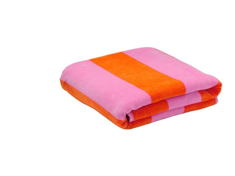 Opgevouwen roze en oranje gestreepte strandhanddoek