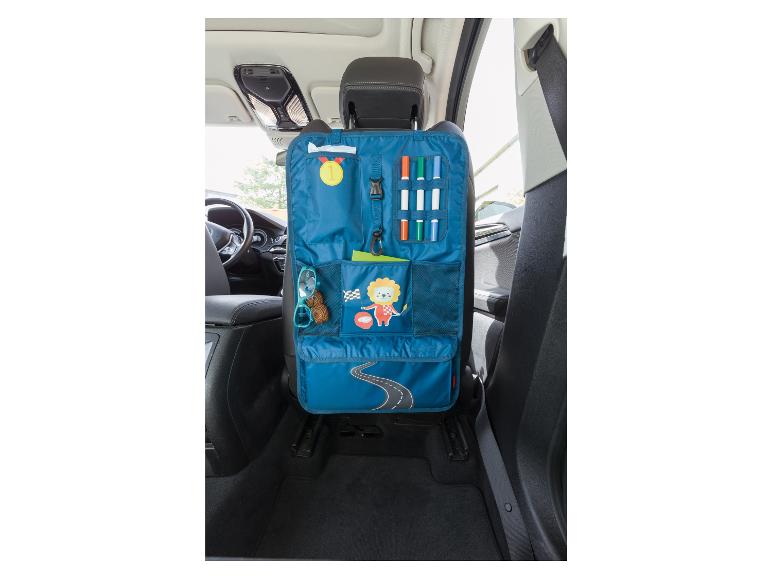 Een blauwe autostoel organizer met vakjes voor pennen en andere spulletjes.