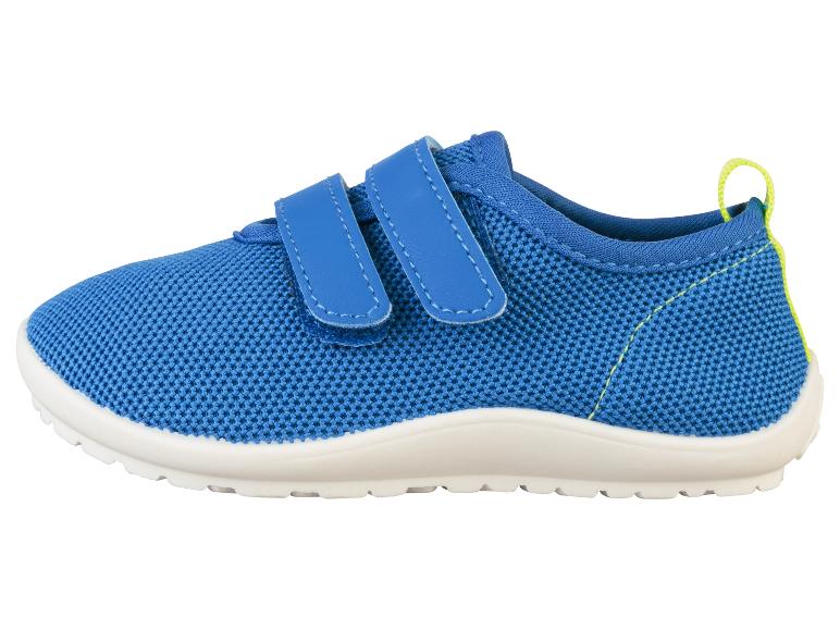 Blauwe kinderschoenen met klittenbandsluiting.