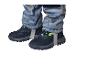 Kinderregenbroek en -schoenen met wolken- en regendruppelpatroon.