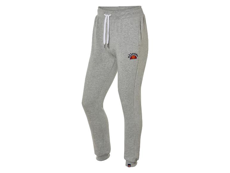 Grijze Ellesse joggingbroek met witte koordjes.