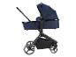 Een donkerblauwe kinderwagen met een zwarte beugel