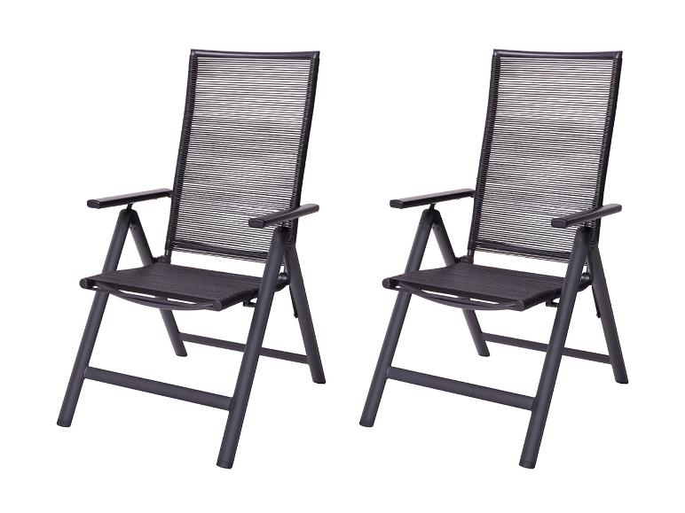 Twee zwarte opvouwbare tuinstoelen met armleuningen