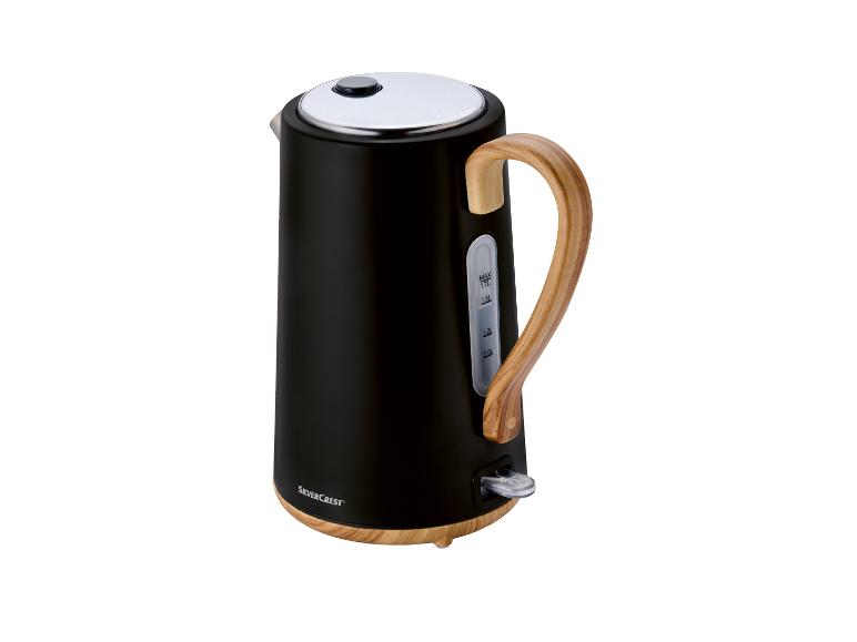 Zwarte waterkoker van SilverCrest met houten handvat.