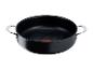 Zwarte Tefal pan met metalen handgrepen.