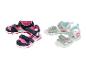 Twee paar roze en blauwe kindersandalen met hartjes en sterren.