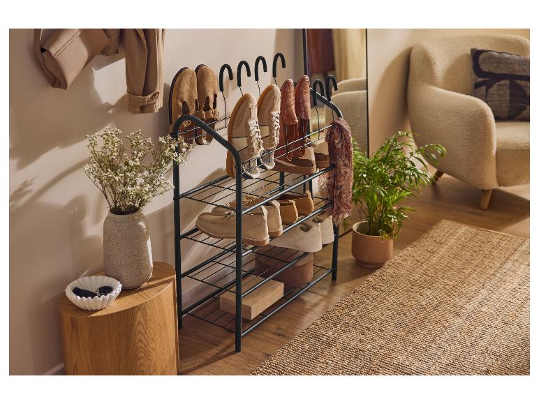 Schoenenrek met haken, ernaast een houten tafel met vaas en bloemen.