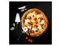 Versgebakken pizza met mozzarella, cherrytomaten en basilicum, geserveerd met pizza-gereedschap.