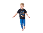 Kind in blauw-zwarte Paw Patrol pyjama.