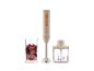 Beige staafmixer met maatbeker vol bessen en hakmolen.