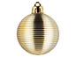 Een gouden kerstbal met een geribbeld oppervlak